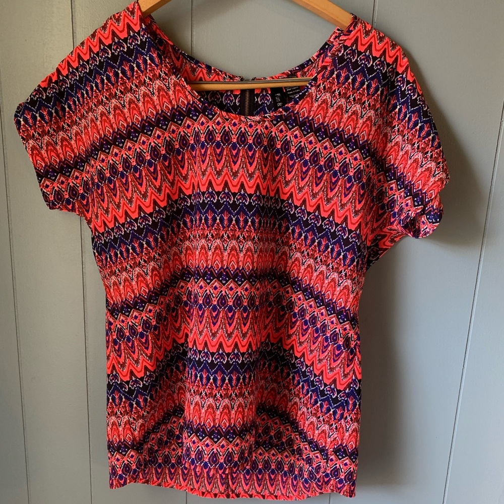 🖤 3/$10  Bright pink & blue patterned blouse